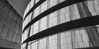 Oslo w detalach: architektoniczne perełki, obok których turyści często przechodzą obojętnie Czarno-białe wnętrze Opery w Oslo z nowoczesnymi, krzywiznami