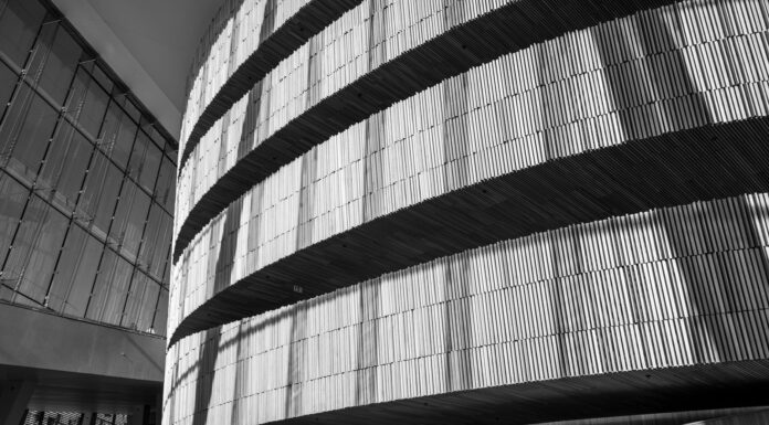 Oslo w detalach: architektoniczne perełki, obok których turyści często przechodzą obojętnie Czarno-białe wnętrze Opery w Oslo z nowoczesnymi, krzywiznami