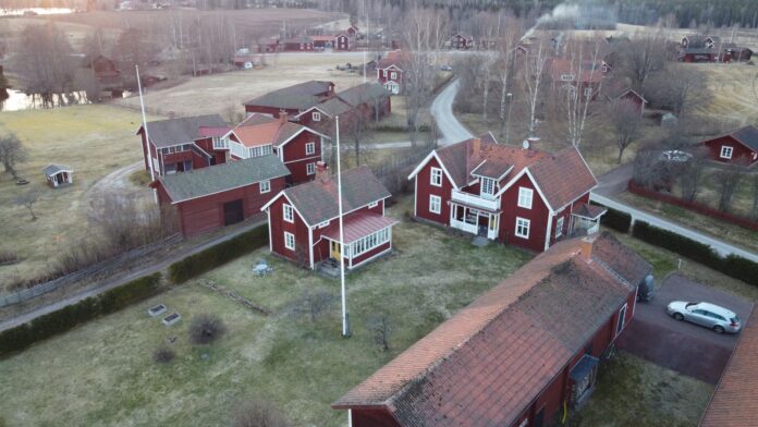Region Dalarna w Szwecji: czerwone domki, jeziora i miasteczka jak z pocztówki Region Dalarna w Szwecji: czerwone domki, jeziora i miasteczka jak z pocztówki