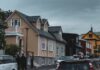 Kolorowe tradycyjne domy i ulica w Reykjaviku na Islandii