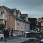 Kolorowe tradycyjne domy i ulica w Reykjaviku na Islandii