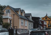 Kolorowe tradycyjne domy i ulica w Reykjaviku na Islandii