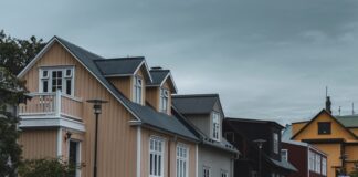 Kolorowe tradycyjne domy i ulica w Reykjaviku na Islandii