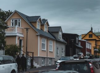 Dlaczego Skandynawowie tak bardzo ufają swoim instytucjom i jak to wpływa na kulturę codziennego życia Kolorowe tradycyjne domy i ulica w Reykjaviku na Islandii