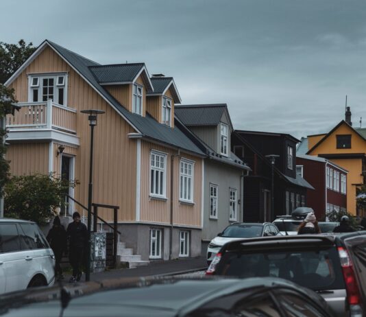 Dlaczego Skandynawowie tak bardzo ufają swoim instytucjom i jak to wpływa na kulturę codziennego życia Kolorowe tradycyjne domy i ulica w Reykjaviku na Islandii