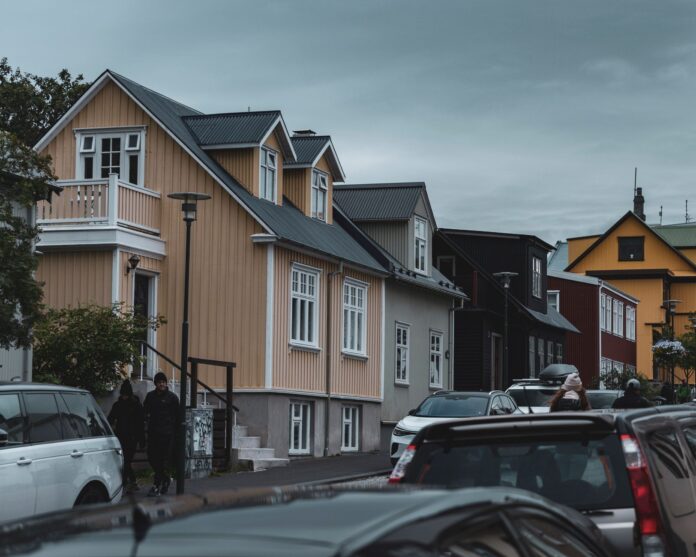 Kolorowe tradycyjne domy i ulica w Reykjaviku na Islandii