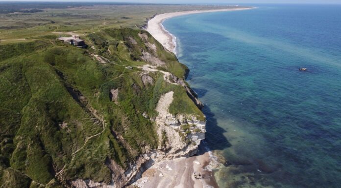 Wyspa Møn, Skagen i Fanø: duńskie regiony dla tych, którzy omijają zatłoczoną Kopenhagę Letnia duńska linia brzegowa z lotu ptaka nad turkusowym morzem