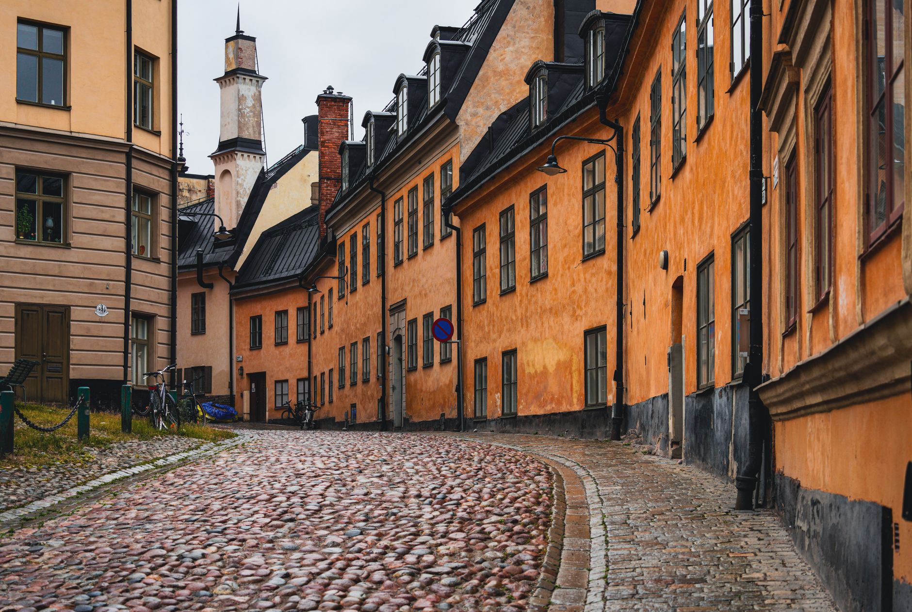 Wąska uliczka z kolorowymi zabytkowymi kamienicami w Gamla Stan