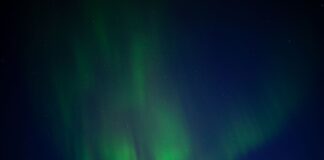 Zorza polarna rozświetla nocne niebo nad Karasjok w Norwegii