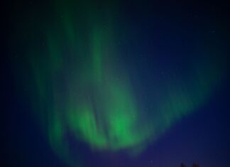 Zorza polarna rozświetla nocne niebo nad Karasjok w Norwegii