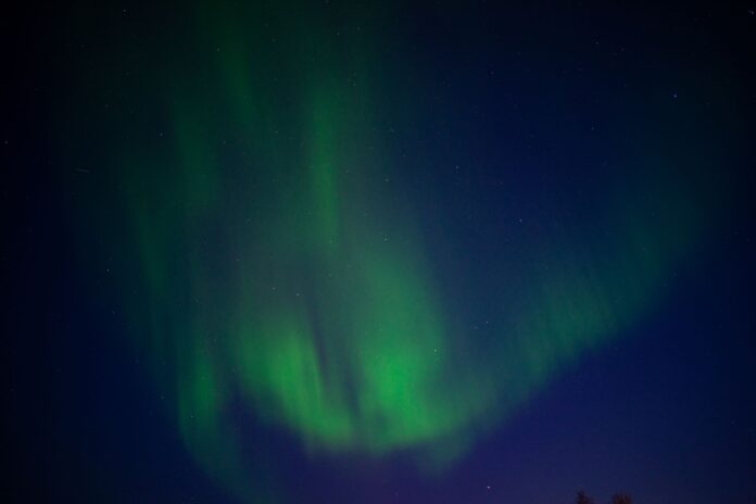 Zorza polarna rozświetla nocne niebo nad Karasjok w Norwegii Zorza polarna rozświetla nocne niebo nad Karasjok w Norwegii