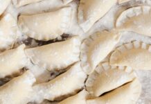 Karjalanpiirakka – fińskie pierogi karelskie z pastą jajeczną krok po kroku Karjalanpiirakka – fińskie pierogi karelskie z pastą jajeczną krok po kroku