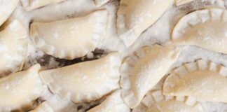 Karjalanpiirakka – fińskie pierogi karelskie z pastą jajeczną krok po kroku Karjalanpiirakka – fińskie pierogi karelskie z pastą jajeczną krok po kroku