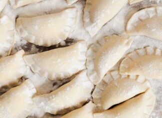 Karjalanpiirakka – fińskie pierogi karelskie z pastą jajeczną krok po kroku