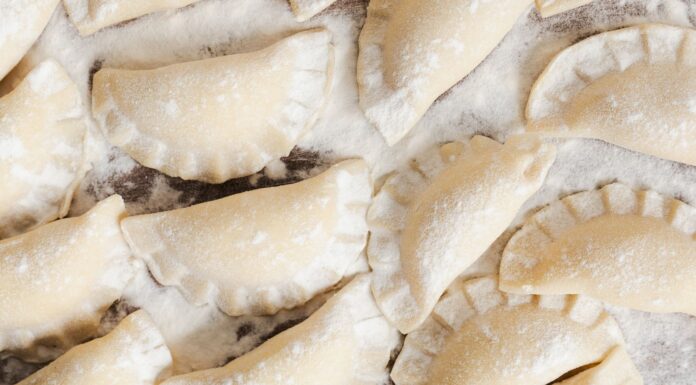 Karjalanpiirakka – fińskie pierogi karelskie z pastą jajeczną krok po kroku