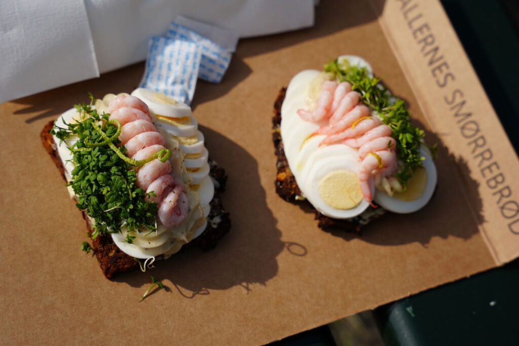 Smørrebrød w Kopenhadze: jak zamawiać i jeść tradycyjne duńskie kanapki